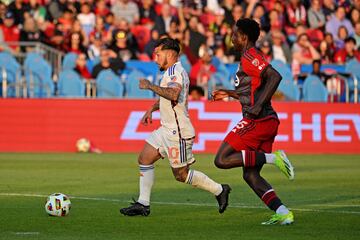 Acosta (10) controls the ball agent Toronto FC defender Nicksoen Gomis (15).