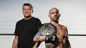 El entrenador Joe López y el campeón del peso pluma Alexander Volkanovski.