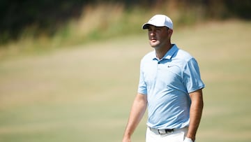 PINEHURST, NORTH CAROLINA - JUNE 15: Scottie Scheffler of the United States walks on the fourth hole during the third round of the 124th U.S. Open at Pinehurst Resort on June 15, 2024 in Pinehurst, North Carolina.   Cliff Hawkins/Getty Images/AFP (Photo by Cliff Hawkins / GETTY IMAGES NORTH AMERICA / Getty Images via AFP)